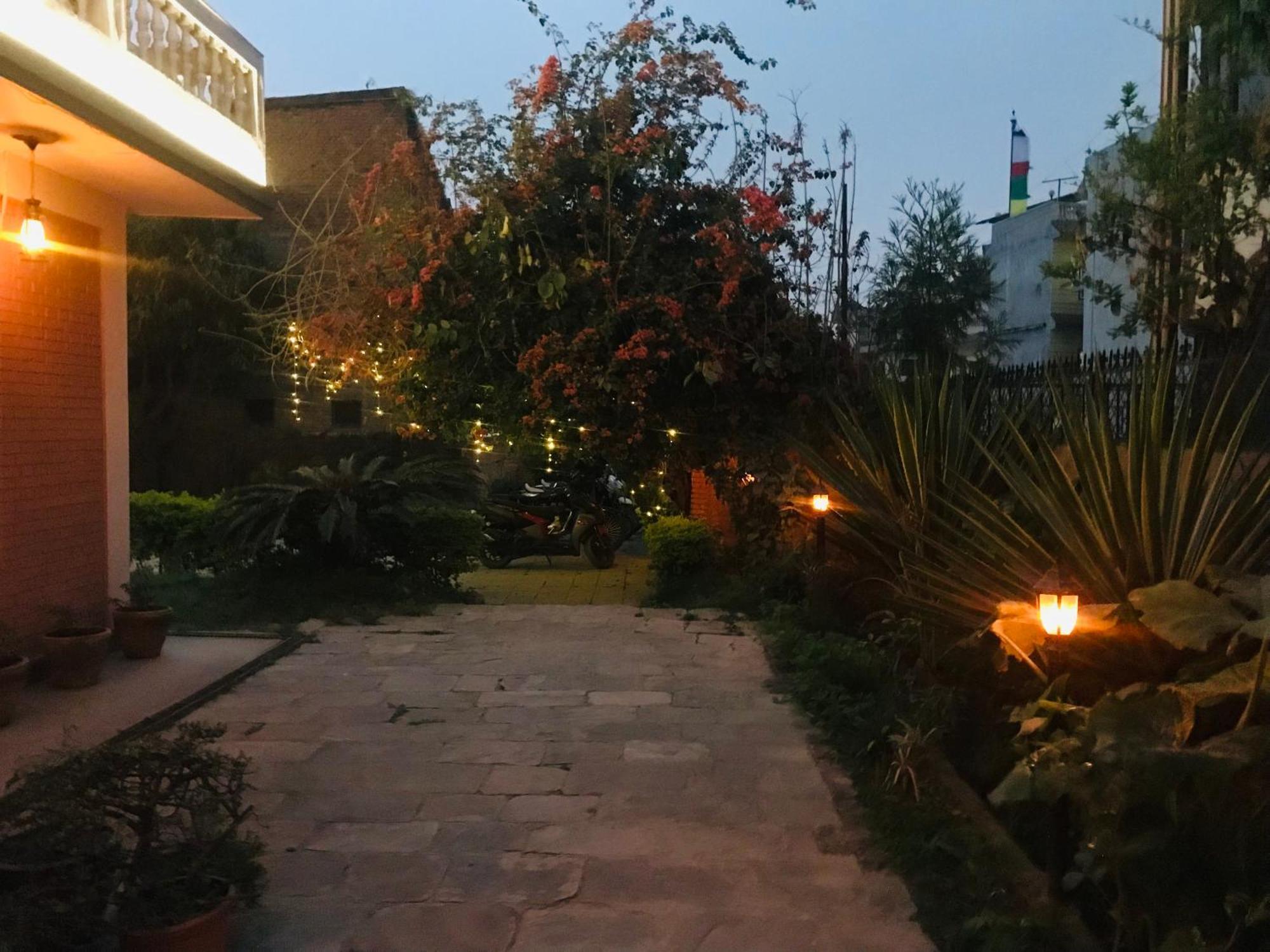 Hotel Lotus Garden กาฐมาณฑุ ภายนอก รูปภาพ